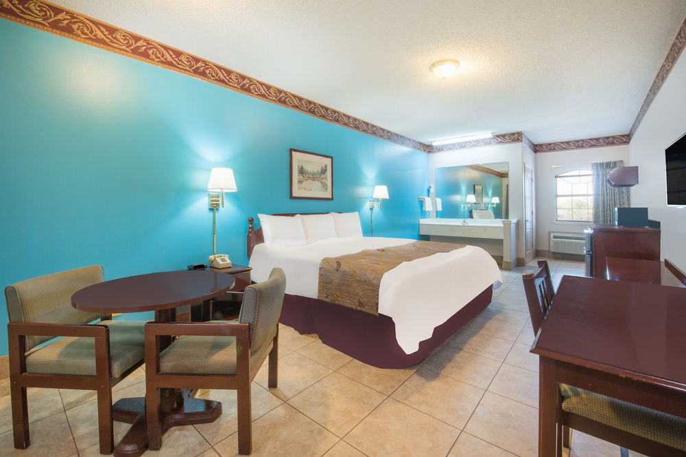 Motel Texas And Center At Dr. 3*